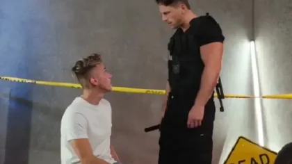 Policia me da con su macana