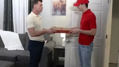 Dándole verga al repartidor